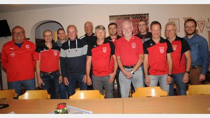 Bild: bey
TSV-Hauptvereinsvorsitzender Josef Windirsch (links) freut sich über die Wiederwahl von Abteilungsleiter Christian Enslein, Stellvertreter Robert Franz, Kassier Josef Seibert, Schriftführer Wolfgang Kleiner, Sportwart Alpin Alexander Schön, Sportwart Nordisch Max Müllhofer (vordere Reihe von links), Christoph Müllhofer (rechts)p lobt als Vertreter der Stadt die tolle Kinder- und Jugendarbeit im TSV Schiclub.