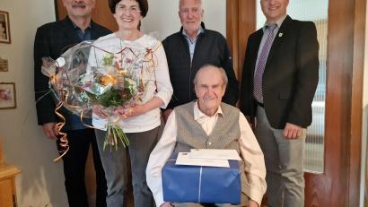 Bild: R. Kreuzer
Josef Robl, Tochter Rita Knopp, Immo Wimmer, Dietmar Schaller (hinten, von links) gratulieren Jubilar Wilhelm Knopp (vorne).