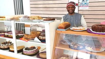 Bild: Waltraud Kulzer/exb
Pfarrer Ogbu beim Kuchenverkauf.