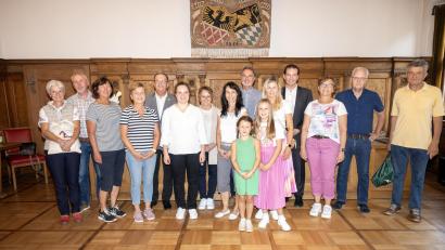 Bild: Thomas Graml/exb
14 Teilnehmer haben keine „Fit in den Feierabend“-Veranstaltung ausgelassen. Sie wurden von Bürgermeister Martin J. Preuß (Fünfter von links), dem Vorsitzenden des Stadtverbands für Sport, Wolfgang Meier (Sechster von rechts) und Thomas Bär von der AOK Amberg (Vierter von rechts) mit Preisen ausgezeichnet.
