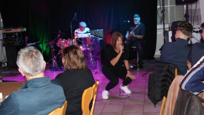 Bild: prh
Sängerin Silvia Schnell und ihre Kollegen von "Farmers Five" animierten beim Musikabend des DJK-Fördervereins Fußball das Publikum zum Mitsingen und Tanzen. Sie lieferten eine perfekte Performance ab.