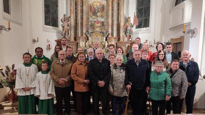 Bild: bk
Pfarrer Benny Joseph segnet die 13 Jubelpaare, die zwischen 10 und 60 Jahre lang verheiratet sind.