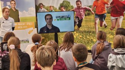 Bild: Sitzmann/exb
Schüler hören gebannt einem kurzen Videobeitrag von Philipp Lahm zu.