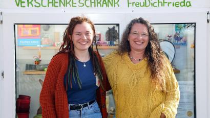 Bild: Wolfgang Steinbacher
Paula (links) und Margit Haberberger hatten die Idee, diesen Verschenkeschrank aufzustellen.