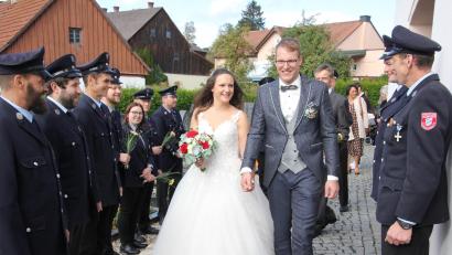 Bild: kro
Freudestrahlend durchschreiten Silke und Markus Schwägerl das Ehrenspalier.