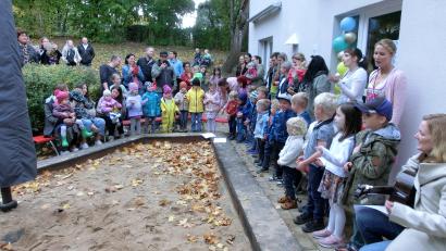 Bild: Marcus Keil/exb
Krippenkinder und Kinder des Kindergartens sowie die Erzieherinnen der Krippe und die Leiterin der Krippe, Nadine Nappert (rosa Dirndl), bei dem Festprogramm.