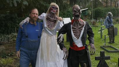 Bild: lnz
Wolfgang Fleischer hat sich in seinem Garten zu einem Grusel-Brautpaar gesellt, das er wie viele andere Dinge schon aufgebaut hat. An Halloween wird er sich selbst kostümieren und in eine furchteinflößende Gestalt verwandeln.