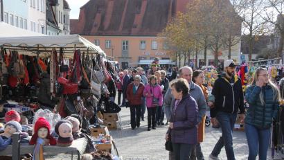 Bild: kro
Viele Hunderte Besucher schlenderten am Sonntag beim Kirchweihmarkt über den Tirschenreuther Maximilianplatz.