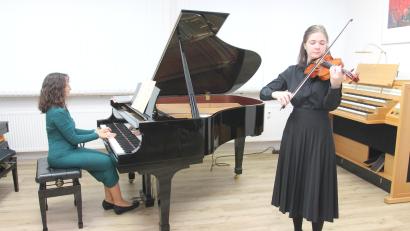 Bild: pi
Hanna Rydkina (rechts) und Susanne Schieder erhalten viel Beifall für ihr Kultursalon-Konzert mit Werken europäischer Komponisten.