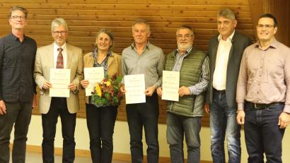 Bild: Michael Waldmann/exb
Der neue Vorsitzende Roman Kastl (Zweiter von rechts) und seine Stellvertreter Sandro Götz (links) und Stefan Murr (rechts) gratulieren dem neuen Ehrenvorsitzenden Siegfried Rauch (von links), und den neuen Ehrenmitgliedern Evi Rauch, Werner Matz und Karlheinz Keilwert.