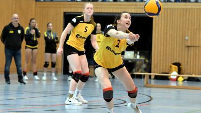 Bild: Hubert Ziegler
Schöne Ballannahme von Elisabeth Kiehn (rechts) vom SV Hahnbach, beobachtet von ihrer Mannschaftskameradin Lisa Kölbel (links). Die Damen des SV Hahnbach gewannen ihr erstes Saisonheimspiel mit 3:0 gegen Neudrossenfeld.