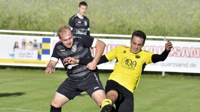 Bild: Hubert Ziegler
Alex Schlosser (rechts) vom FC Freihung klärt in dieser Szene im letzten Moment vor dem zweifachen Torschützen Philipp Wywiol von der SG Seugast/Schlicht II.
