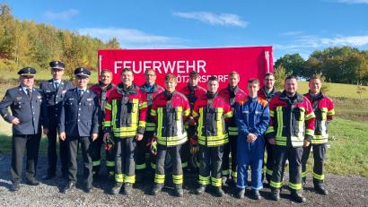 Bild: Feuerwehr Kötzersdorf/exb
Kreisbrandinspektor Otto Braunreuther sowie die Kreisbrandmeister Alois Schindler und Florian Braunreuther (von links) gratulierten Sven Nickl (Stufe 4), Oliver Nickl (Stufe 2), Peter Hautmann (Ü 40 LKR4), Alexander Nickl (Stufe 2), Jonas Moeller (Stufe 3), Luis Ring (Stufe 2), Michael Griener (Stufe 4), Julian Müller (Stufe 1), Michael Eldracher (Stufe 4), Stefan Pflanzl (Ü40 LKR2) und Florian Trummer (Stufe 4).