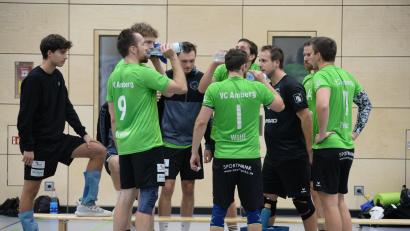 Bild: Andreas Brückmann
Die Volleyballer des VC DJK Amberg sammeln sich während einer Auszeit. In Friedberg verloren die Oberpfälzer glatt mit 0:3.