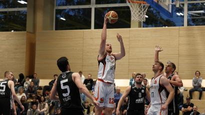 Bild: Dieter Jäschke
Center und DJK-Topscorer Jonas Meißner ist im Zug zum Korb von der Ingolstädter Verteidigung nicht zu stoppen.