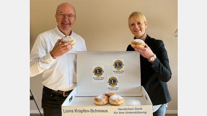 Bild: Lampier/exb
Zum reinbeißen: Martina Lampier, Präsidentin des Lions Clubs Oberpfälzer Wald, und Bernhard Gruber, Vizepräsident der Schwandorfer Lions, testen schon mal die Krapfen. Die Aktion Krapfenschmaus läuft in diesem Jahr am 13. November. Bestellungen von Firmen werden gerne entgegen genommen.