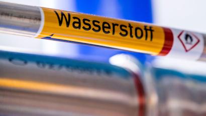 Bild: Jens Büttner/dpa-Zentralbild/dpa
Die Stadtwerke Haßfurt wandeln bereits Sonnenenergie in Wasserstoff um. Wie das funktioniert, erklärt ihr Geschäftsführer am 14. November im ACC.