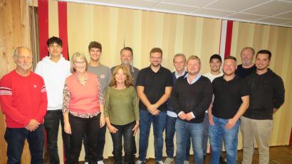 Bild: adj
Die neue Vorstand der Tennisabteilung des SV Altenstadt/WN. Werner Gößl (Siebter von links) löste Reinhold Kindl (links) als Abteilungsleiter ab.
