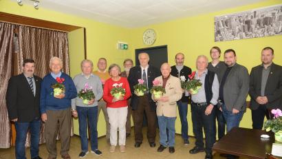 Bild: bey
Vorsitzender Helmut Grünbauer (links), Zweiter Vorsitzender Markus Grünbauer (von rechts) loben die Treue der langjährigen Mitglieder Johann Kiener, Hans Kick, Elfriede Ring, Franz Rippl (alle 50 Jahre), Siegbert Köhler, Johann Schafhauser (beide 40 Jahre, vordere Reihe von links) und Franz Jobst. Hans-Otto Lindner, Roland Rauch (alle 20 Jahre) und Sebastian Stoppe (10 Jahre, hinten, von links).