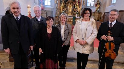 Bild: le
Einen tiefen Eindruck hinterließ das Benefizkonzert am Sonntag in der evangelischen Pfarrkirche St. Johannes Baptista. Von links: Kantor und Gesamtleiter Andreas Kunz, Pfarrer Wilfried Römischer, Hildegard Zoltziar, Susanne Wagner, Erika Römischer und Winfried Siller. Nutznießer war das Hospiz in Neustadt/WN