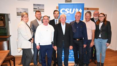 Bild: kki
Für langjährige Parteizugehörigkeit werden Gerhard Meier, Georg Forster, Hermann Sommer, Klaus Ermer und Barbara Kick (vorne, von links) von der FU-Vorsitzenden Gwendolyn Hübner, Ortsvorsitzendem Michael Meiler, MdL Stephan Oetzinger und Ehrenmitglied Georg Stahl (zweite Reihe von links) geehrt.