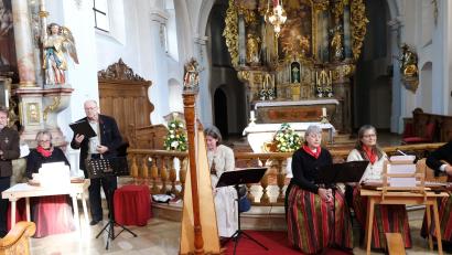 Bild: mab
Die Gottesmutter vor ansprechender Kulisse zu ehren, ist den drei Gruppierungen in der Miesbergkirche in besonderer Weise gelungen. (Von links) "Sie und de Zwoa", Veronika Miller-Wabra mit Harfe und die "Schönseer Moidla"