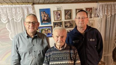 Bild: Toni Freundl exb
Jubilar Rudi Bäuml mit Klaus Sladky (rechts), Vorsitzender der Blaskapelle, und OWV-Vorsitzenden Bernd Schwamberger (links).