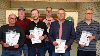 Bild: bkr
Viel Grund zum Feiern hatten die Sportschützen der DSU-Gruppe der Schützengesellschaft. Im Bild die Teilnehmer an der deutschen Meisterschaft: Heinz Jürgen, Thomas Hösl, Reiner Reichenberger, Thorsten Höcht, Markus Wildenauer und Johannes Brand (von links).