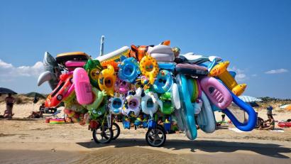 Bild: Lorenzo Grifantini/exb
"Sea-Beasts", das sind aufblasbare Schwimmobjekte am Strand des Fotografen Lorenzo Grifantini.