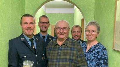 Bild: Feuerwehr Ellenfeld/exb
Im Bild: (von links) Zweiter Vorsitzender Wolfgang Lindner, Vorsitzender Markus Gmeiner, Siegfried und Dorothea Flogaus sowie Kommandant Josef Richtmann.