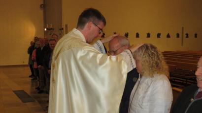 Bild: adj
Nach dem Gottesdienst segnete Pfarrer Thomas Kopp die Jubelpaare einzeln.