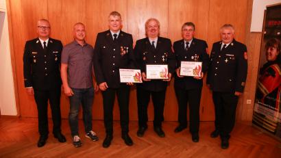 Bild: egl
Ehrung im Inspektionsbereich der Feuerwehren im nördlichen Landkreis Amberg-Sulzbach: (von links) Kreisbrandrat Christof Strobl, der Königsteiner Bürgermeister Jörk Kaduk, die ausgezeichneten Stefan Steger, Rudi Linhard und Helmut Schlenk sowie Kreisbrandinspektor Hans Sperber.