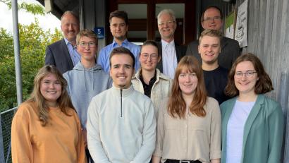 Bild: le
Das ist der neue Vorstand des Flosser Posaunenchors. Vorne: Helena Scherm, Jonathan Bär, die neue Chorleiterin Tanja Riedel und Judith Riedel. Mittlere Reihe: Matthias Schieder, Kassiererin Franziska Lang und David Meierhöfer. Hintere Reihe: Wolfgang Lang, Simon Meierhöfer, Pfarrer Wilfried Römischer und Obmann Richard Riedel.