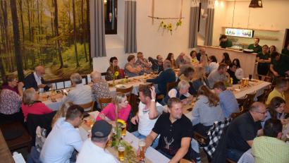 Bild: fla
Gute Stimmung, gute Musik und leckere Brotzeiten ergeben ein gelungenes "Herbstfest der Blasmusik".