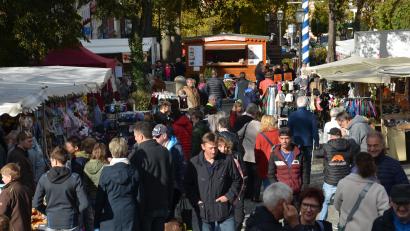 Bild: dob
Mächtig was los, war in diesem Jahr beim Kirchweihmarkt in Vohenstrauß. Die Leute haben wieder Lust durch die Stände zu bummeln oder mit guten Bekannten ins Gespräch zu kommen und sich dazwischen so manche Köstlichkeiten schmecken zu lassen.