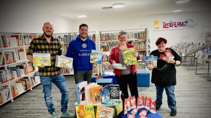 Bild: usc
Aus dem Erlös verschiedener Aktionen kaufte Round Table (RT) Amberg 29 Bücher und 13 Tonies (Hörspiele) im Gegenwert von 560 Euro für die Stadtbibliothek. Die Spenden übergaben (von links) Bastian Prechtl und Stefan Fuchs als Vertreter von RT an Leiterin Bettina Weisheit und Mitarbeiterin Sabine Gilch.