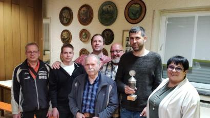 Bild: Zerbian/exb
Bei der Siegerehrung (von links): Schießleiter Klaus Ketzler, Jugendleiter Fabian Rockinger, zweiter Schützenmeister Tobias Dirrigl, Erwin Zerbian, Christian Gebert und Schützenmeisterin Gisela Zerbian (von links)
