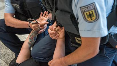 Symbolbild: Bundespolizei/exb
Ein 39-Jähriger sollte wie auf diesem Symbolbild gefesselt werden, nachdem er sich gegen eine Kontrolle zur Wehr setzt. Dabei greift er nach der Dienstwaffe der Polizisten.