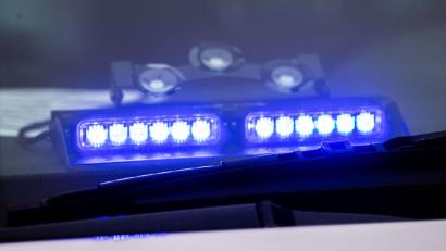 Bild: Lino Mirgeler/dpa/Symbolbild
Ein Blaulicht leuchtet unter der Frontscheibe eines Einsatzfahrzeugs der Polizei.