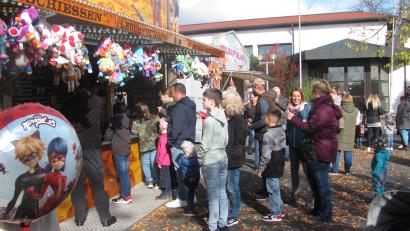 Bild: sei
An der Schießbude stehen vor allem Jungs und auch die Väter an, um ihre Treffsicherheit unter Beweis zu stellen und einen Preis zu ergattern.