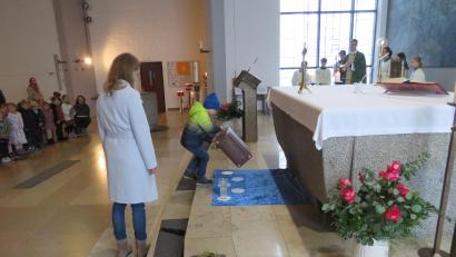 Bild: adj
Einen Koffer voller Erinnerungen und andere Gegenstände brachten die Kinder zum Altar.