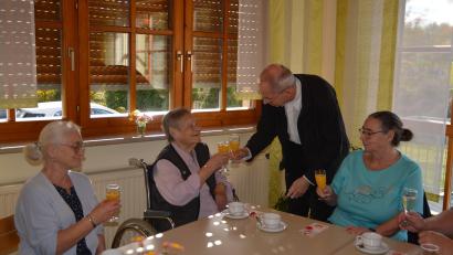 Bild: fdl
Pfarrer Johann Hofmann freut sich, dass die 100-jährige Teresa Alonso-Perez zu der Feier gekommen war.