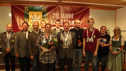Bild: mrr
Die neuen Würdenträger der Schützengesellschaft Edelweiß Wolfsbach werden gekürt, darunter Liesl Andrea Schmid (Fünfte von links) und Schützenkönig Heiner Graf (Siebter von links). Ihnen allen gratuliert Bürgermeister Hans Ram (Dritter von links).