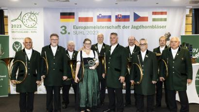 Bild: DJV / Wildgeflüster/exb
Spielten bei der Europameisterschaft der Parforcehornbläser: Michael Süß, Markus Bäuml, Ludwig Schmiedt, Karo Wenisch, Stefan Mackle, Hubert Bäuml, Christian Weiß, Klaus Kirsch, Drewes Chlup und Reinhard Proske.