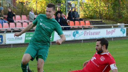 Bild: ham
Patrick Greindl (rechts), Kapitän des TV Nabburg, klärt im letzten Moment vor dem Stullner Tobias Lippert.