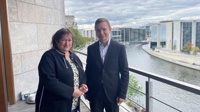 Bild: Büro Schieder/exb
Planspiel im Bundestag: Maximilian Ost mit MdB Marianne Schieder.