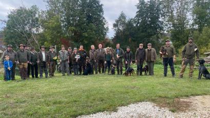 Bild: Ute Ehebauer
Acht Jagdhunde unterschiedlicher Rassen hatten die Brauchbarkeitesprüfung in Wolfsbach absolviert.