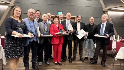 Bild: Pressestelle Bezirk Oberpfalz
Die verabschiedeten Bezirksräte (von links): Marina Mühlbauer, Toni Dutz, Wolfgang Pöschl, Karl Schmid, Bezirkstagsvizepräsident Lothar Höher, Regierungspräsident Walter Jonas, Brigitte Scharf, Richard Gaßner, Stefan Christoph, Andreas Michelson und Hans Renter.