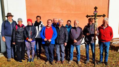 Bild: gi
Trausnitzer pilgerten zum „Gegeißelten Heiland“ in der Wieskirche. Organisator Josef Schwandner (rechts) bedankte sich für den freundlichen Empfang.