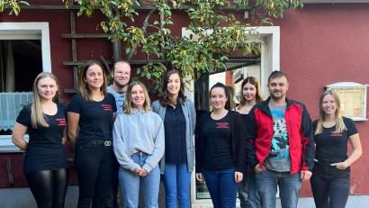 Bild: Nadine Böhmler/exb
Annalena Ring (Mitte) ist neue Chefin beim Faschingsverein Waidhaus, Stellvertreter ist Markus Mösbauer, erneute Wahl (Zweiter von rechts), Schriftführerin Saskia Kleber (rechts), Kassiererin Michelle Bauer (Vierte von links), Beisitzer Sophie Deinl (Zweite von links) und Kerstin Kramer (links), Kassenprüfer Julian Kleber (Dritter von links) und Theresa Betz (Dritter von rechts).